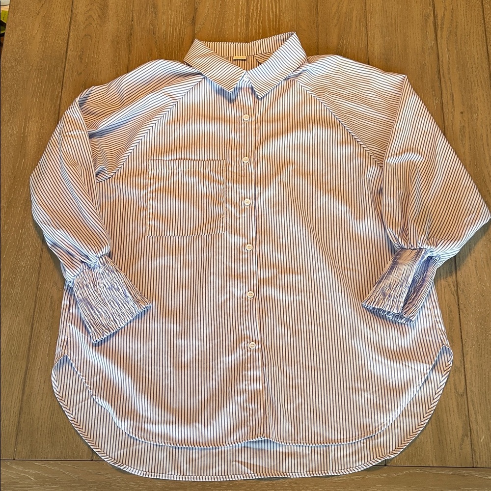NWOT Women’s Blue and White Striped Button Down Shirt XL